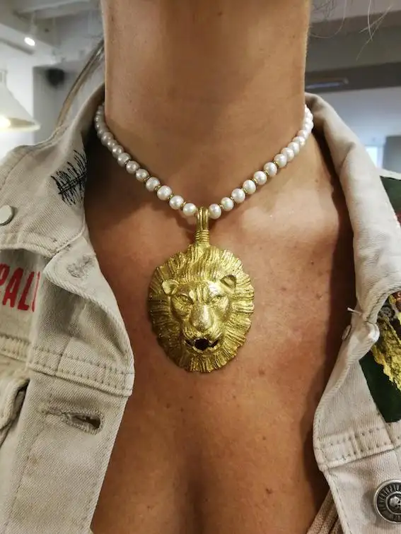 Gargantilla de Perlas y León de Bronce
