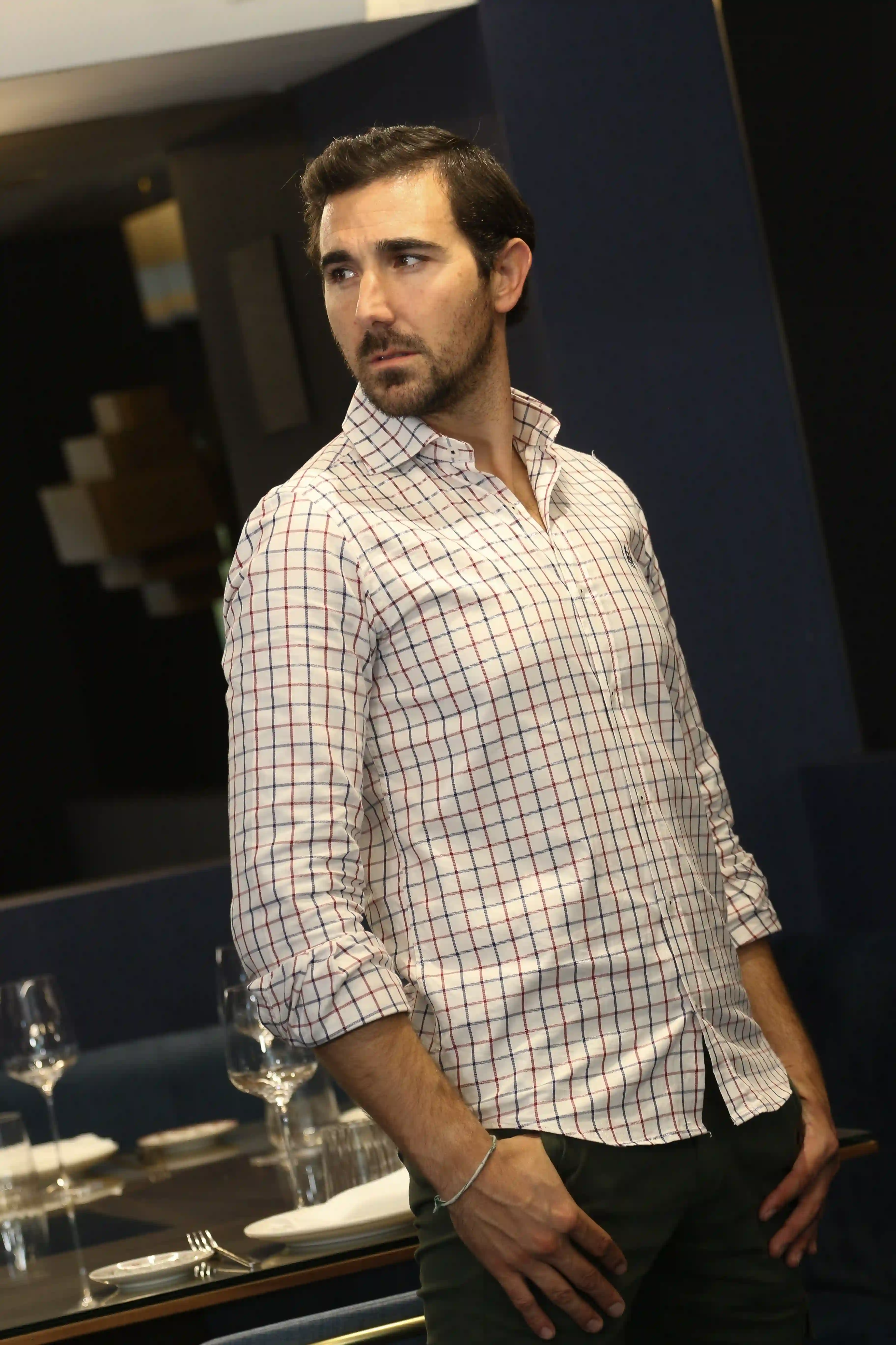 Camisa de cuadros en azul y rojo con logo bordado en azul marino " Madrileña".