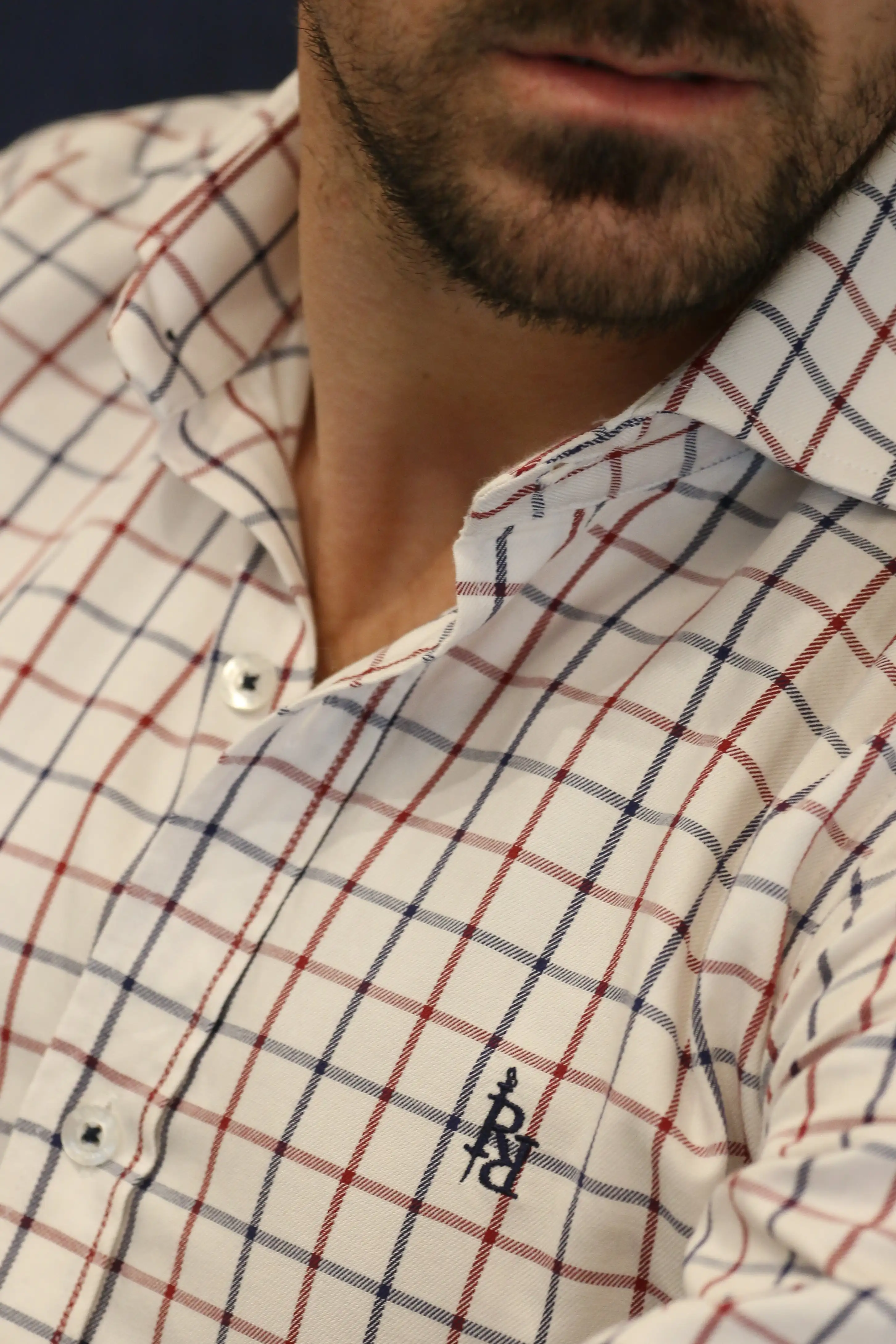 Camisa de cuadros en azul y rojo con logo bordado en azul marino " Madrileña". - Imagen 3