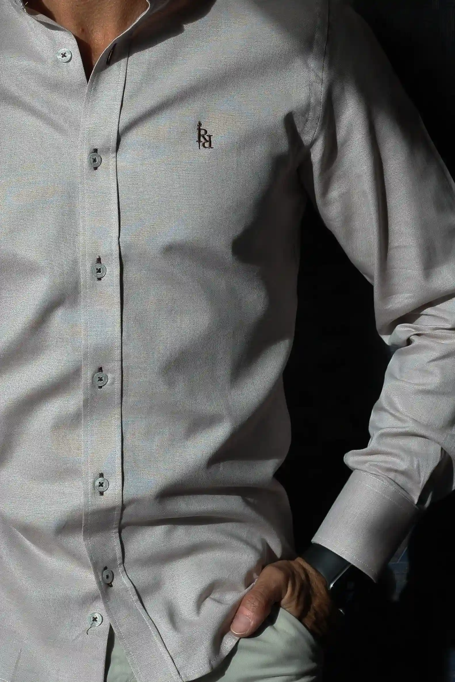 Camisa beige con logo bordado en marrón " Noble".