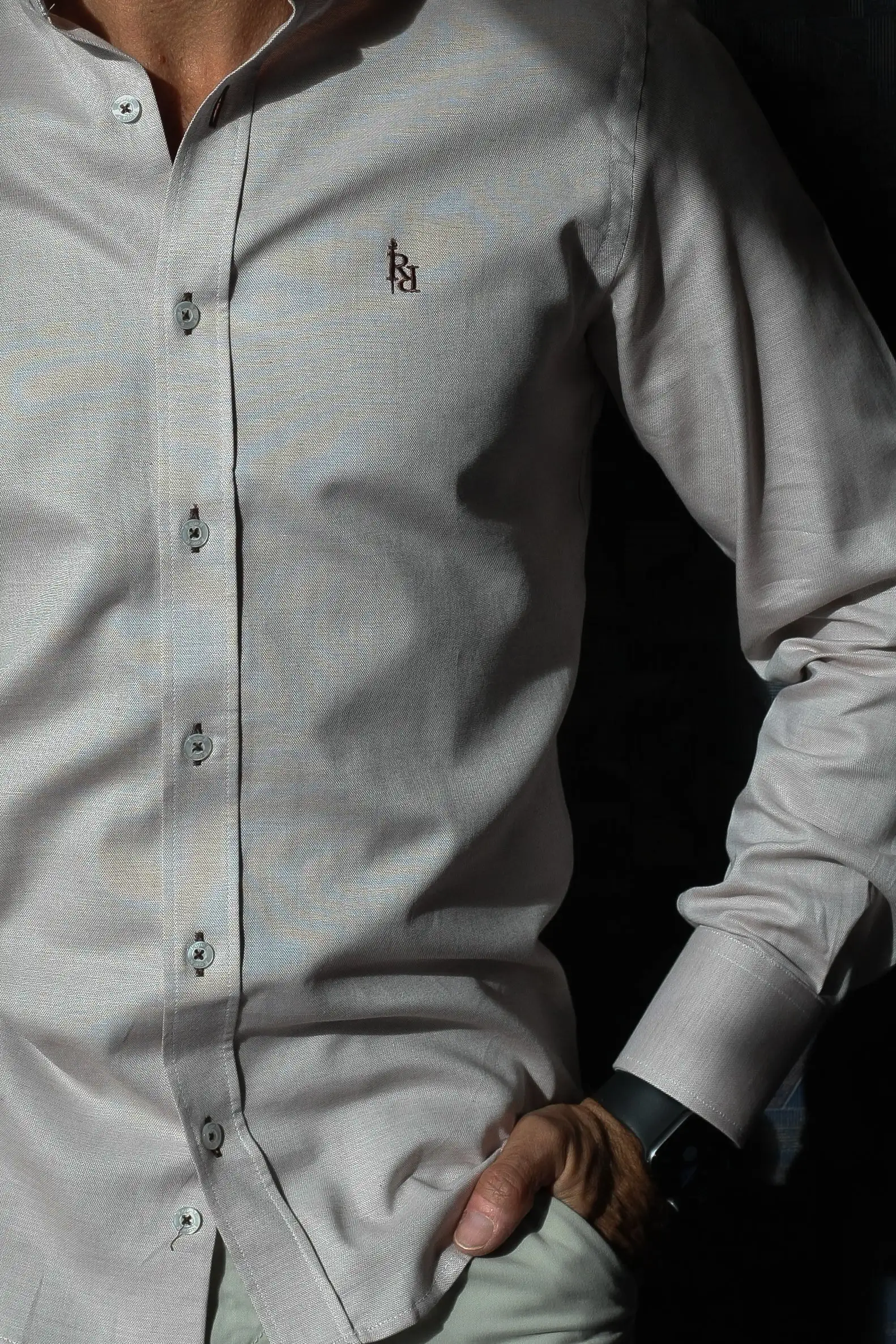 Camisa beige con logo bordado en marrón " Noble".