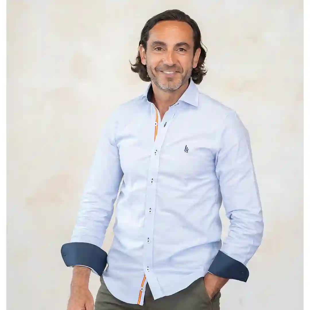Camisa para hombre Oxford celeste con logo bordado al contraste azul marino " Perla".