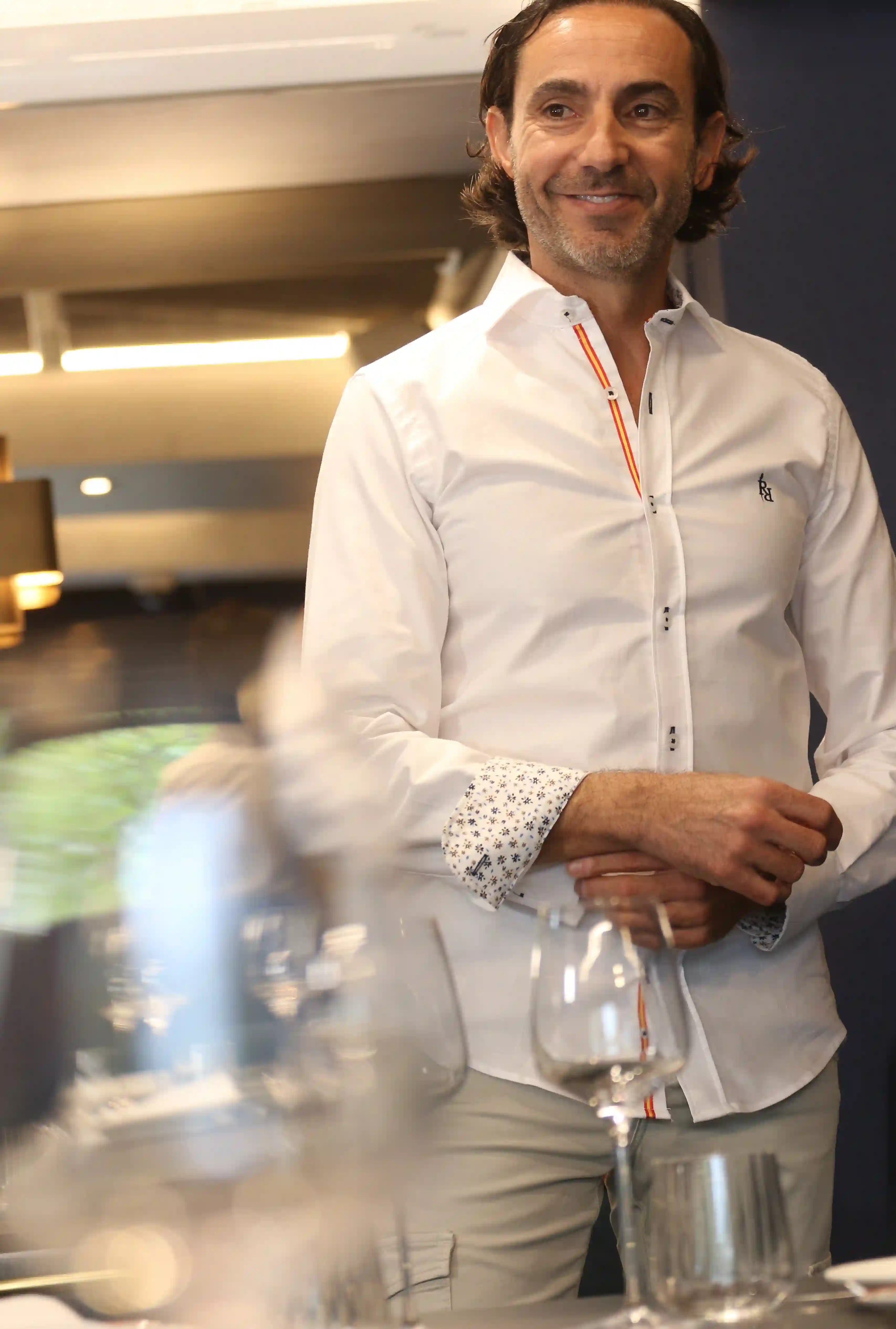 Camisa Oxford blanca con logo bordado en azul " Serena".