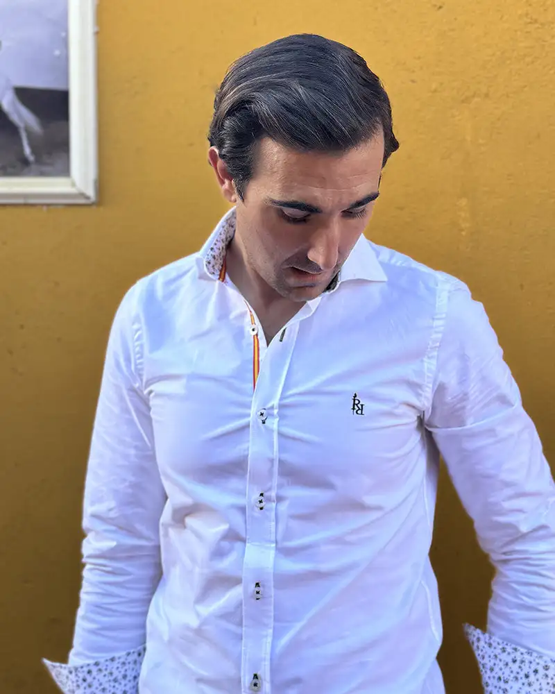 Camisa Oxford blanca con logo bordado en azul " Serena". - Imagen 2