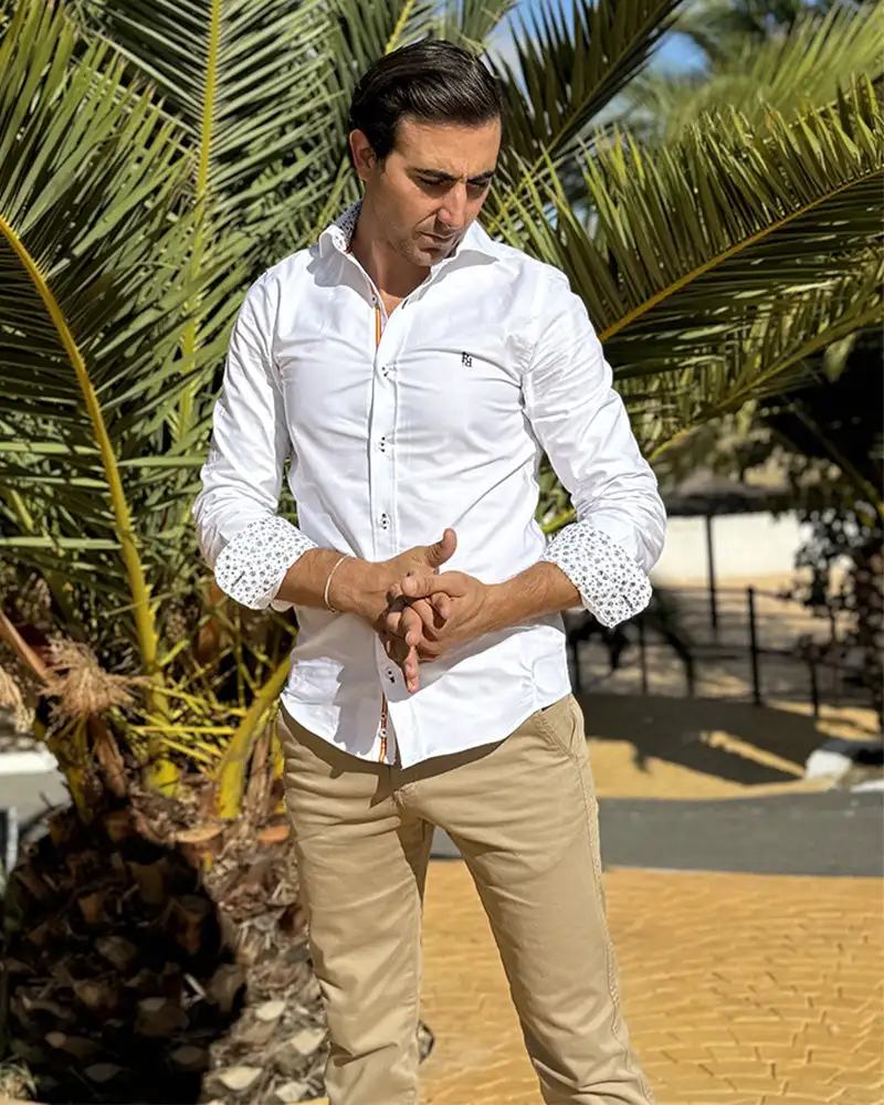 Camisa Oxford blanca con logo bordado en azul " Serena". - Imagen 3