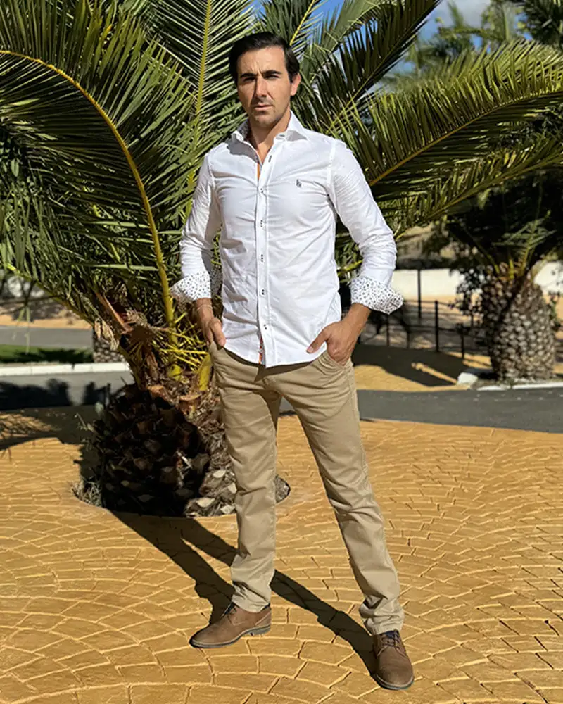 Camisa Oxford blanca con logo bordado en azul " Serena". - Imagen 4