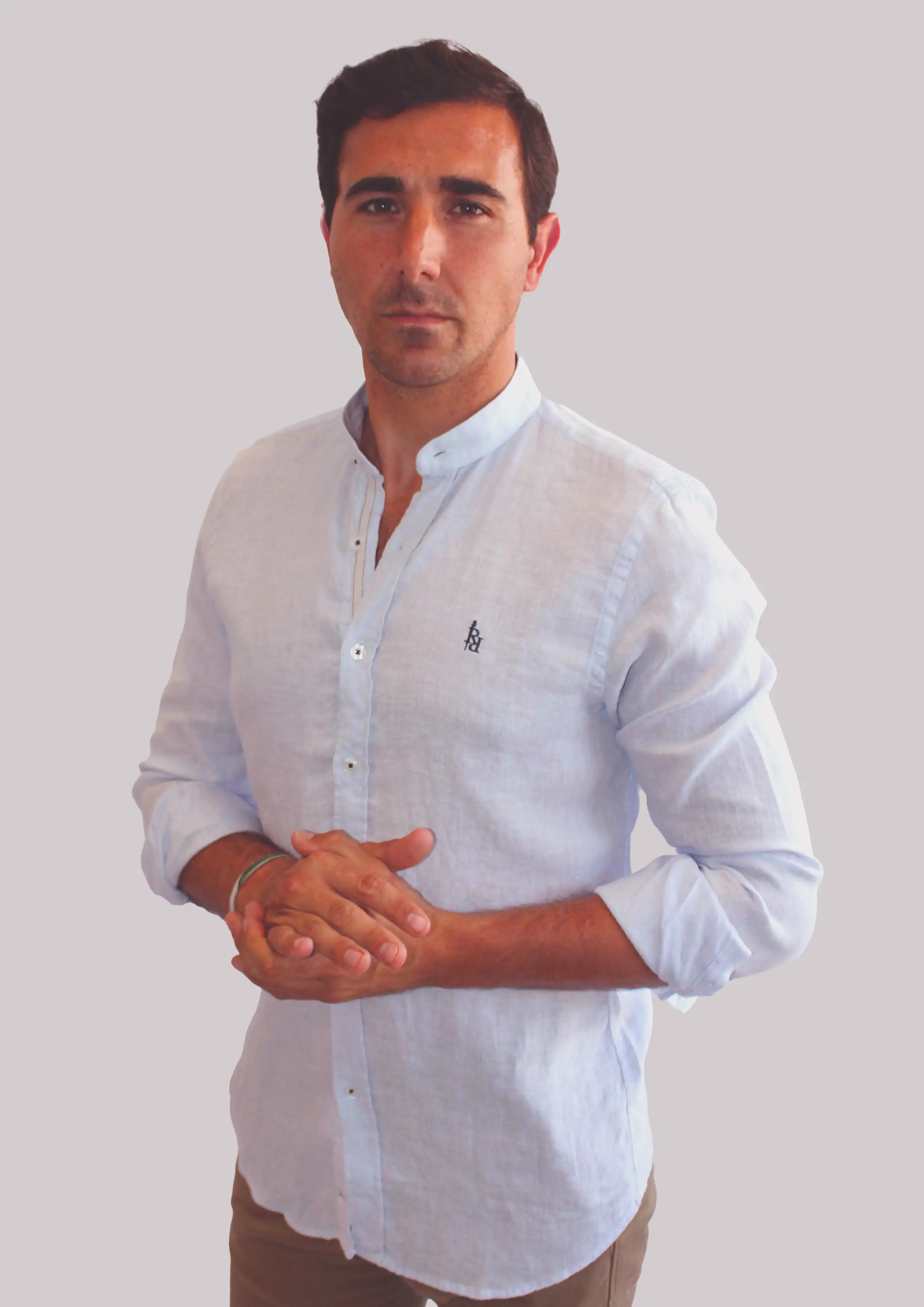 Camisa de lino azul claro con logo bordado en azul oscuro.