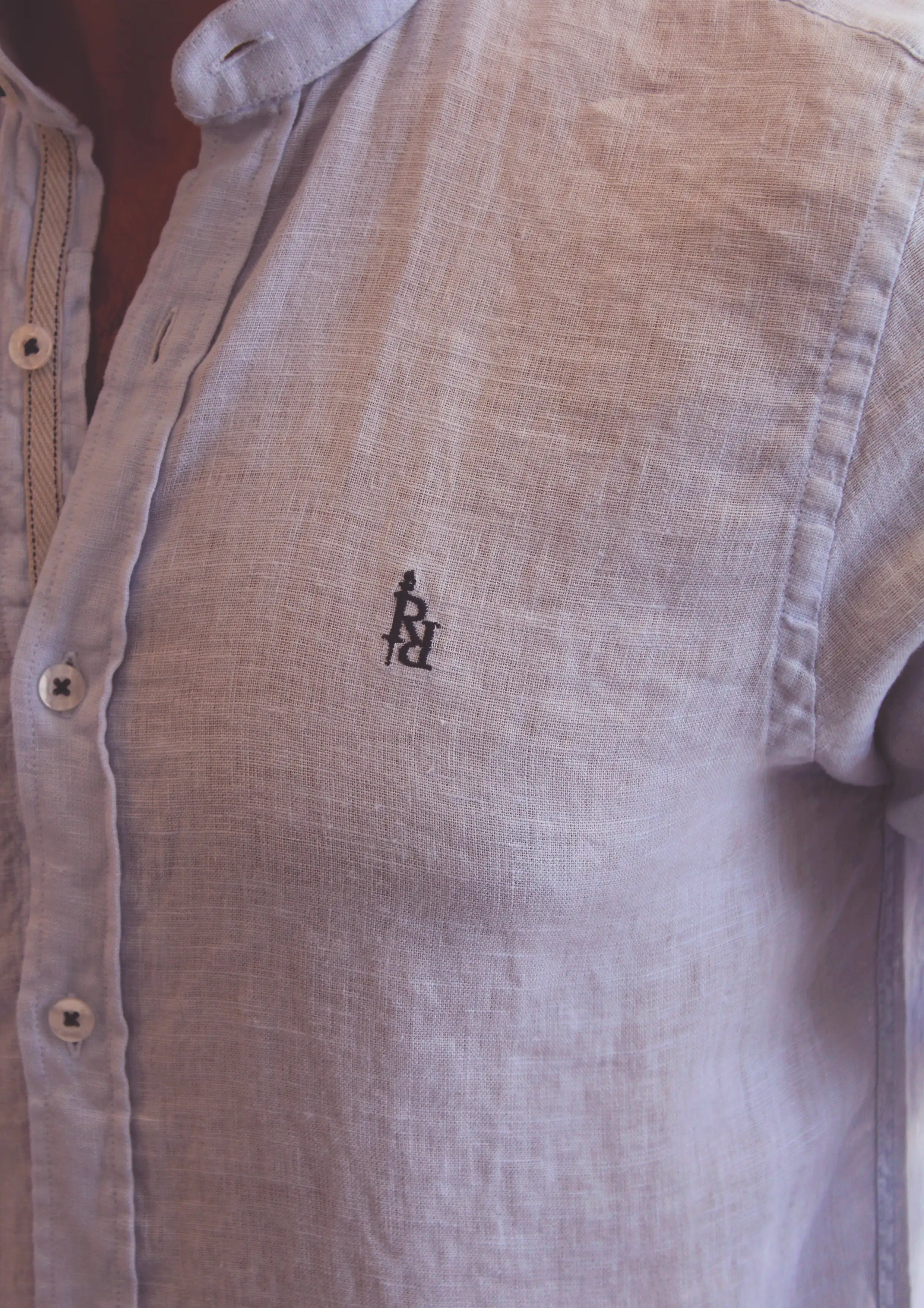 Camisa de lino azul claro con logo bordado en azul oscuro. - Imagen 2