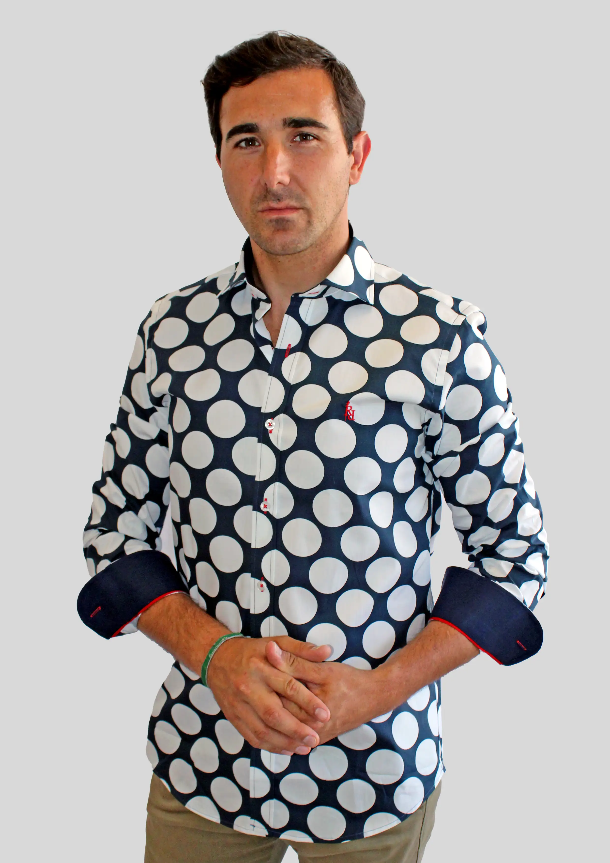 Camisa de lunares azul marino con logo bordado rojo. - Imagen 2