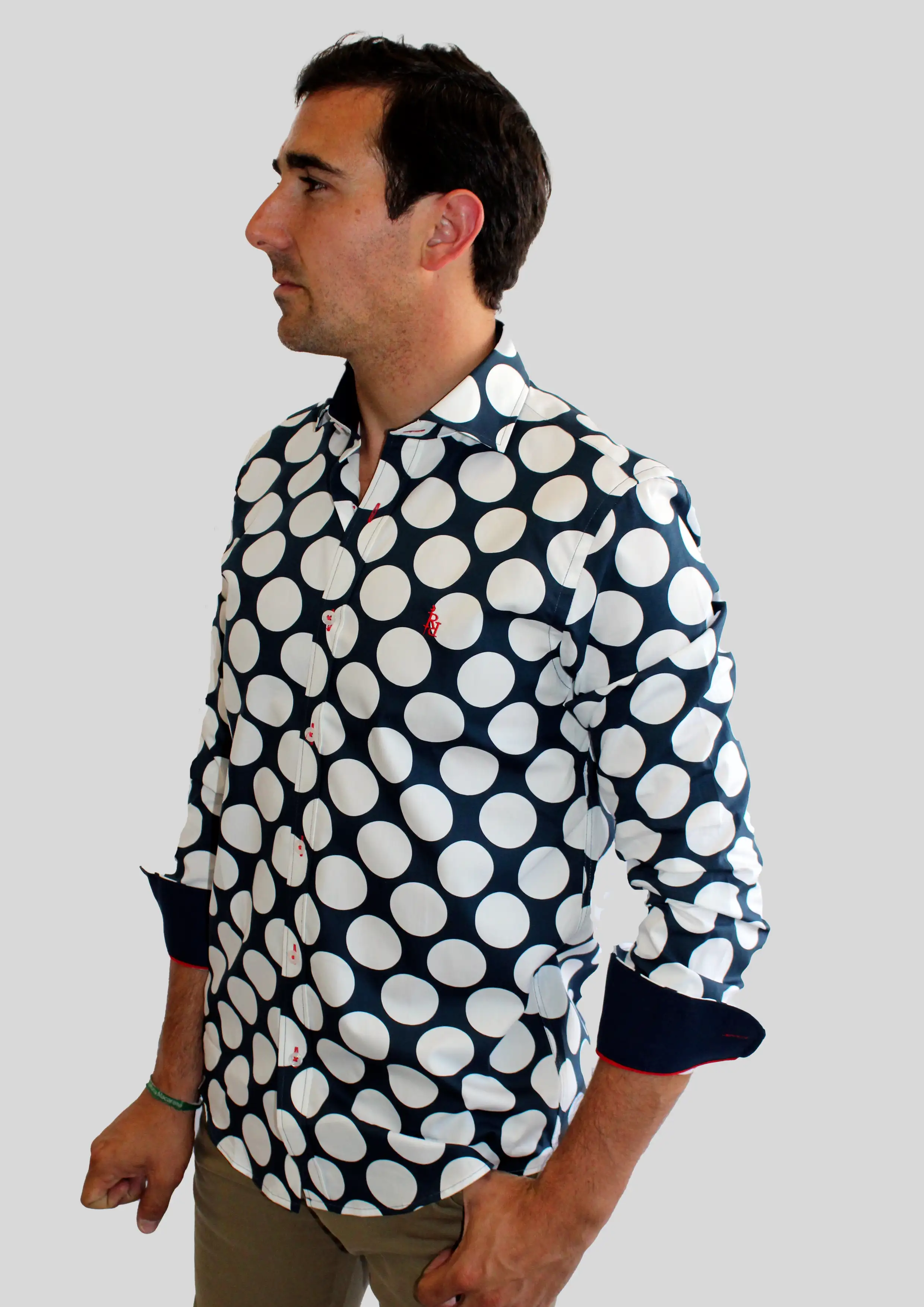 Camisa de lunares azul marino con logo bordado rojo. - Imagen 3