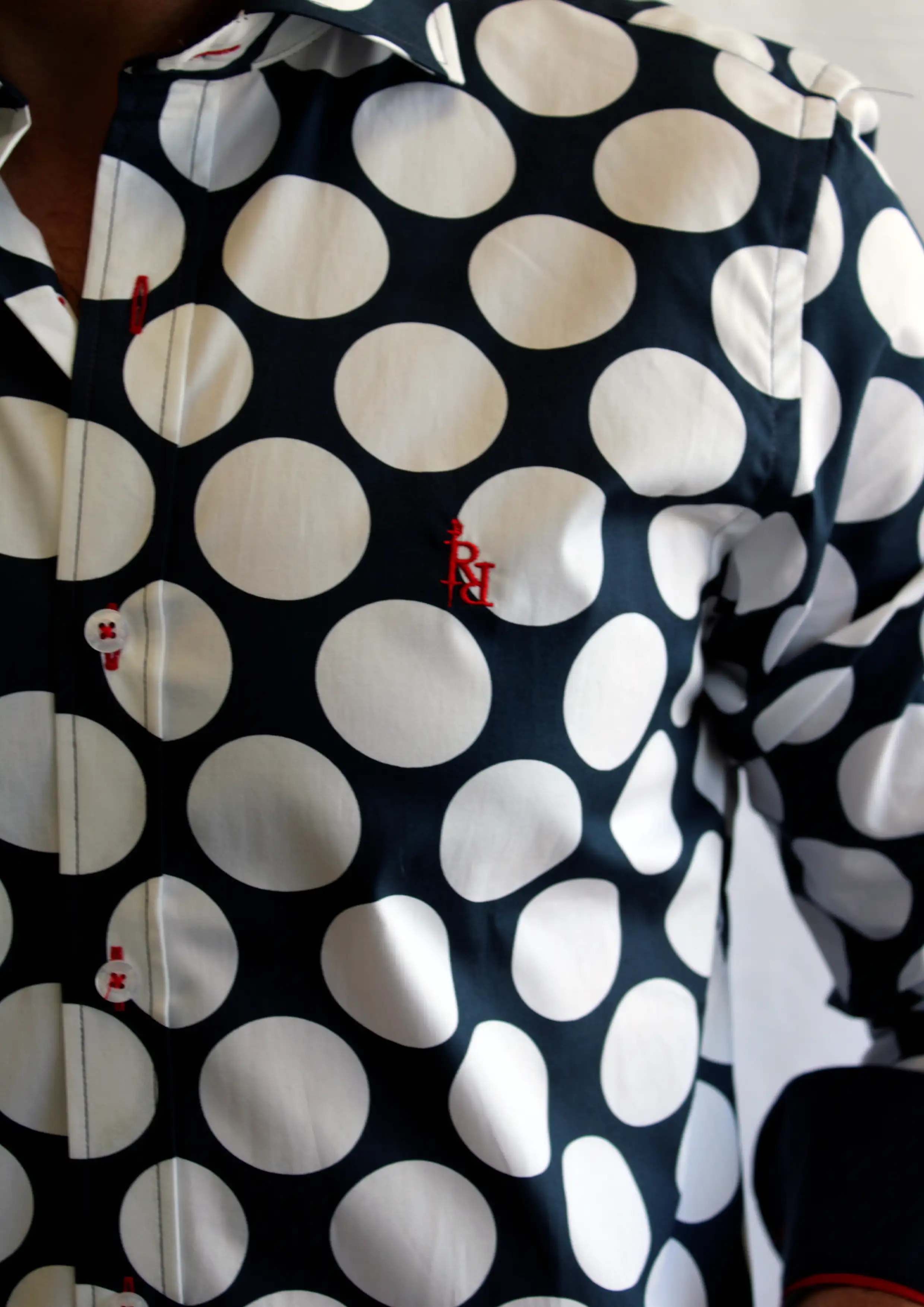 Camisa de lunares azul marino con logo bordado rojo. - Imagen 4