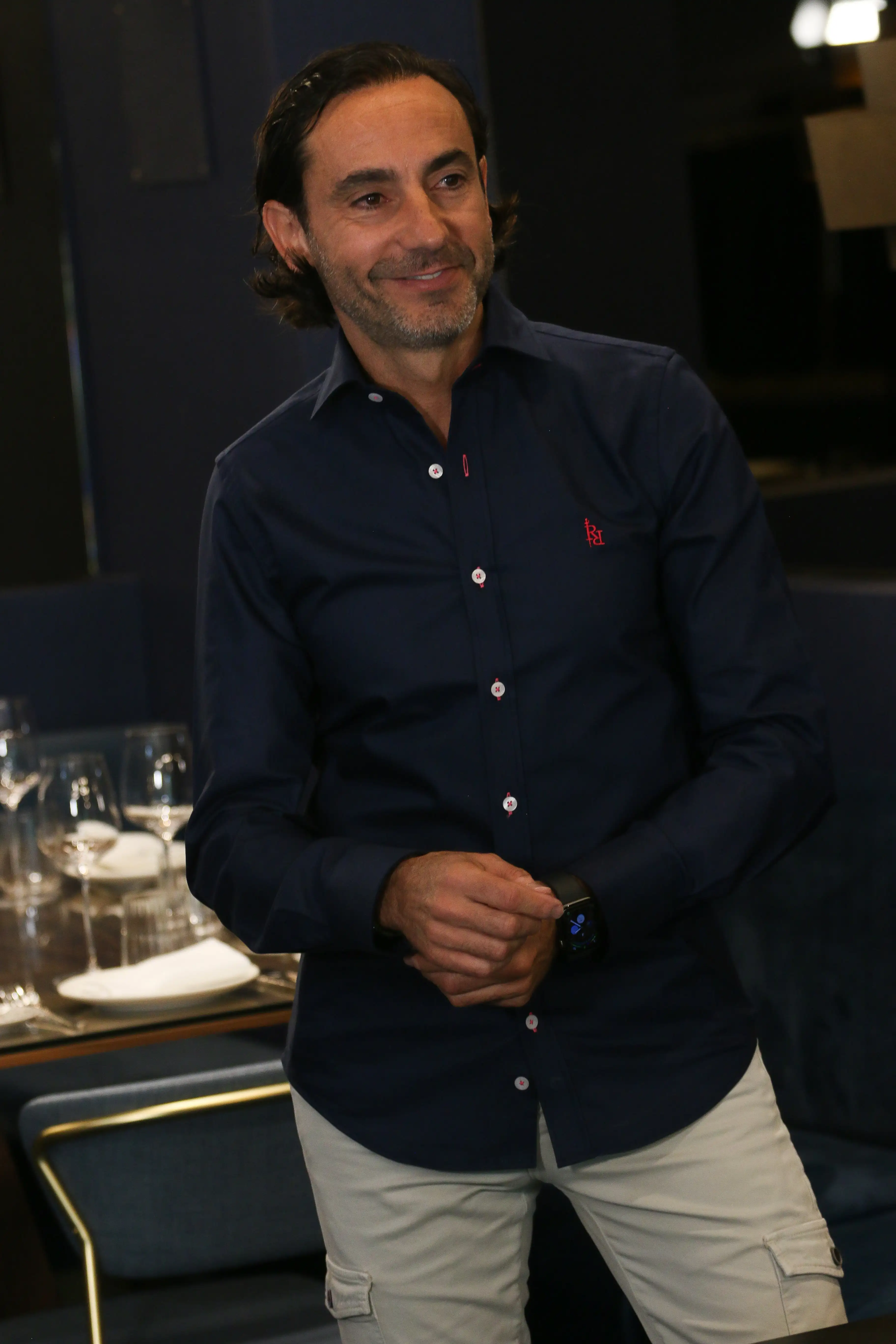 Camisa Oxford azul marino con logo bordado en color fucsia "Presumida". - Imagen 2