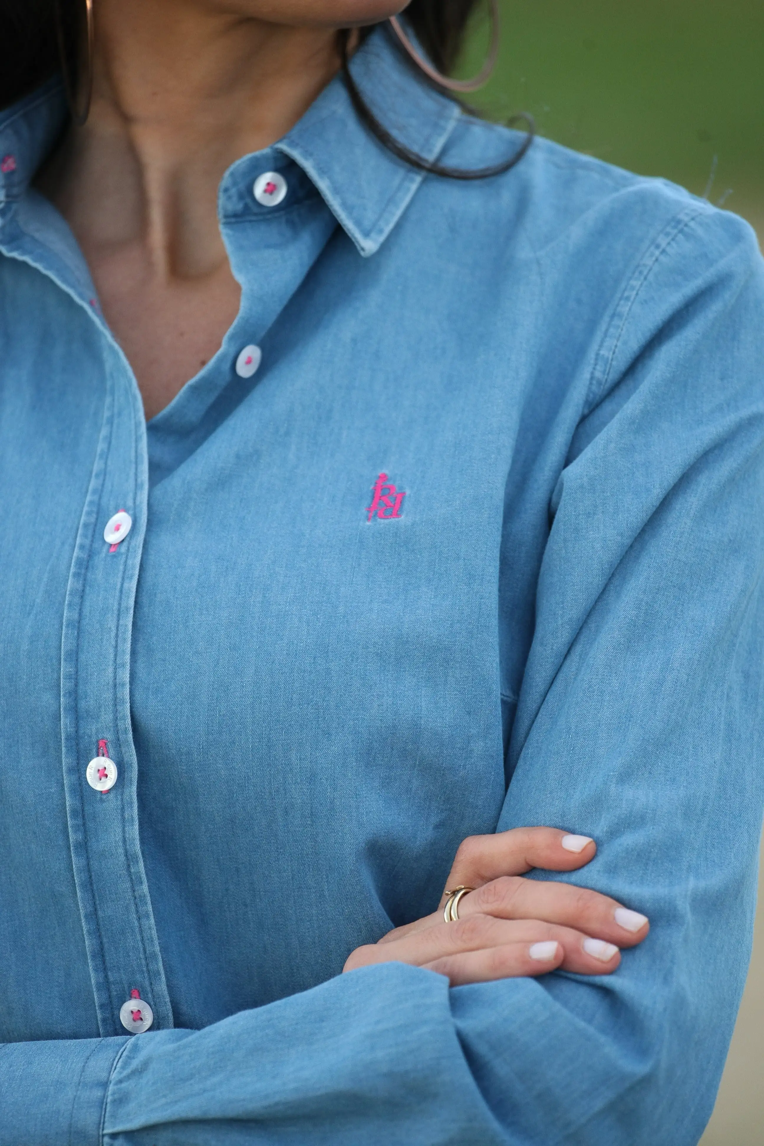 Camisa vaquera mujer con logo bordado en fucsia " Campera". - Imagen 3