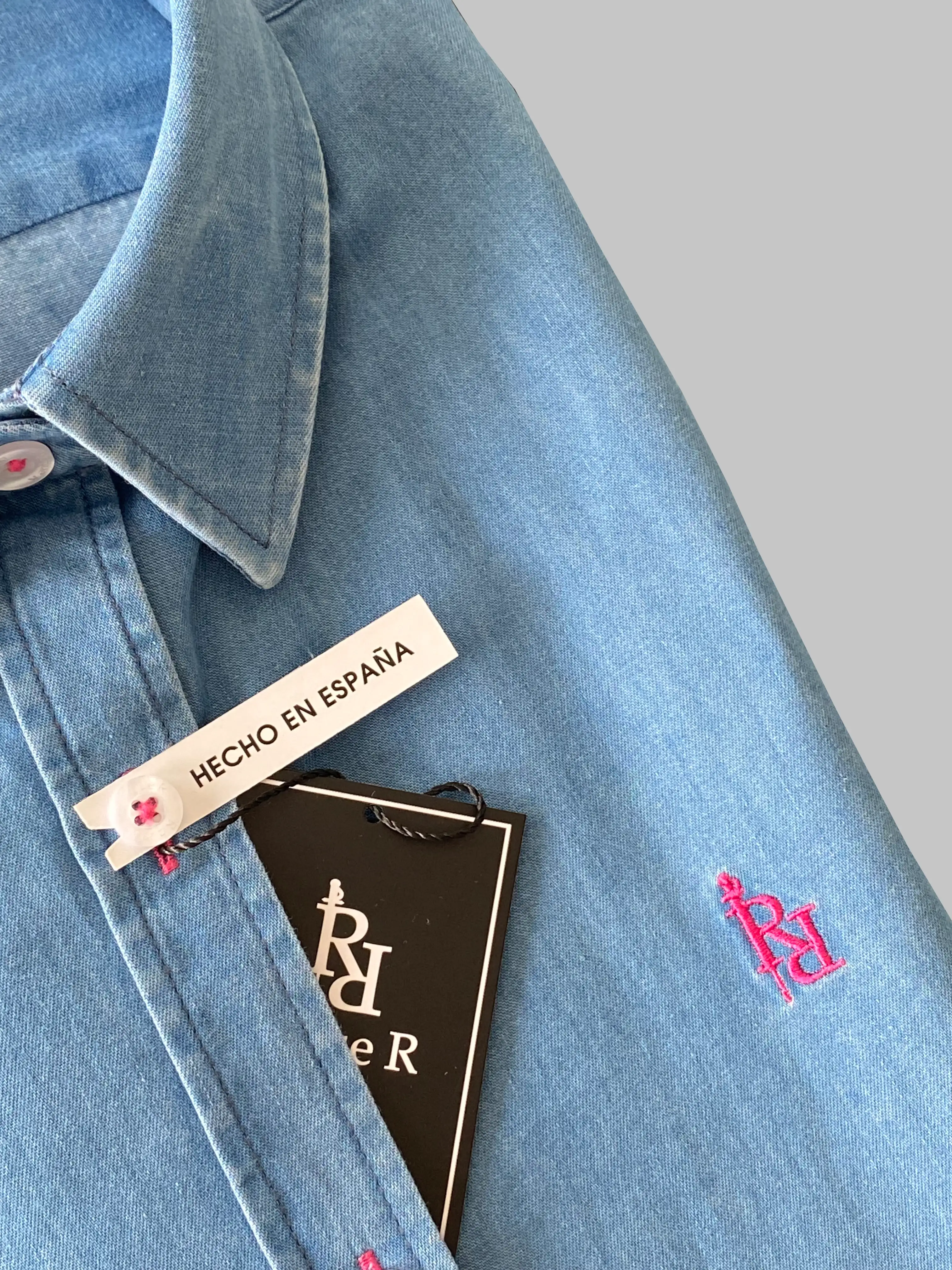 Camisa vaquera mujer con logo bordado en fucsia " Campera". - Imagen 5