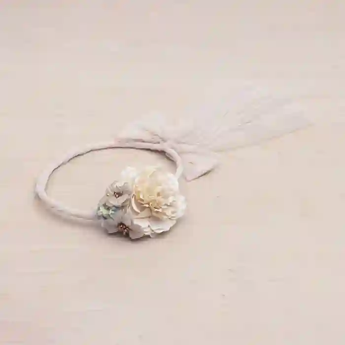 Crown with tulle and beige flowers
