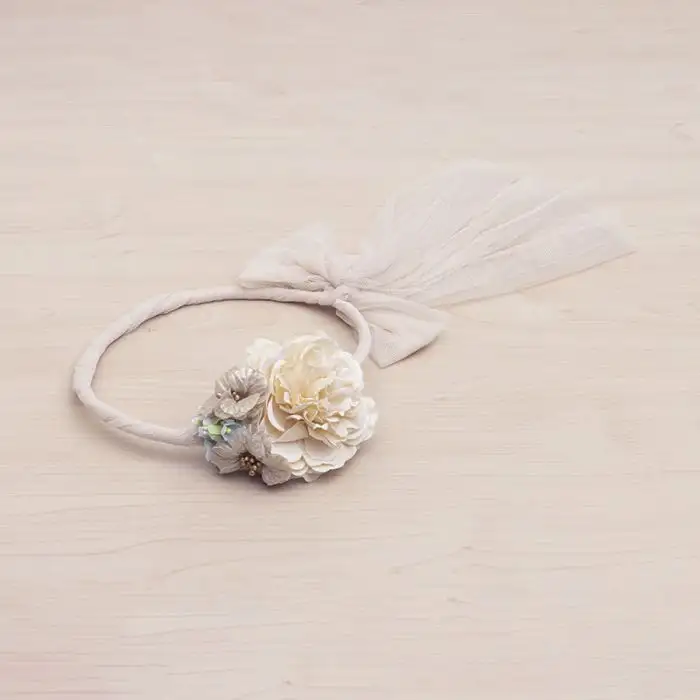 Crown with tulle and beige flowers
