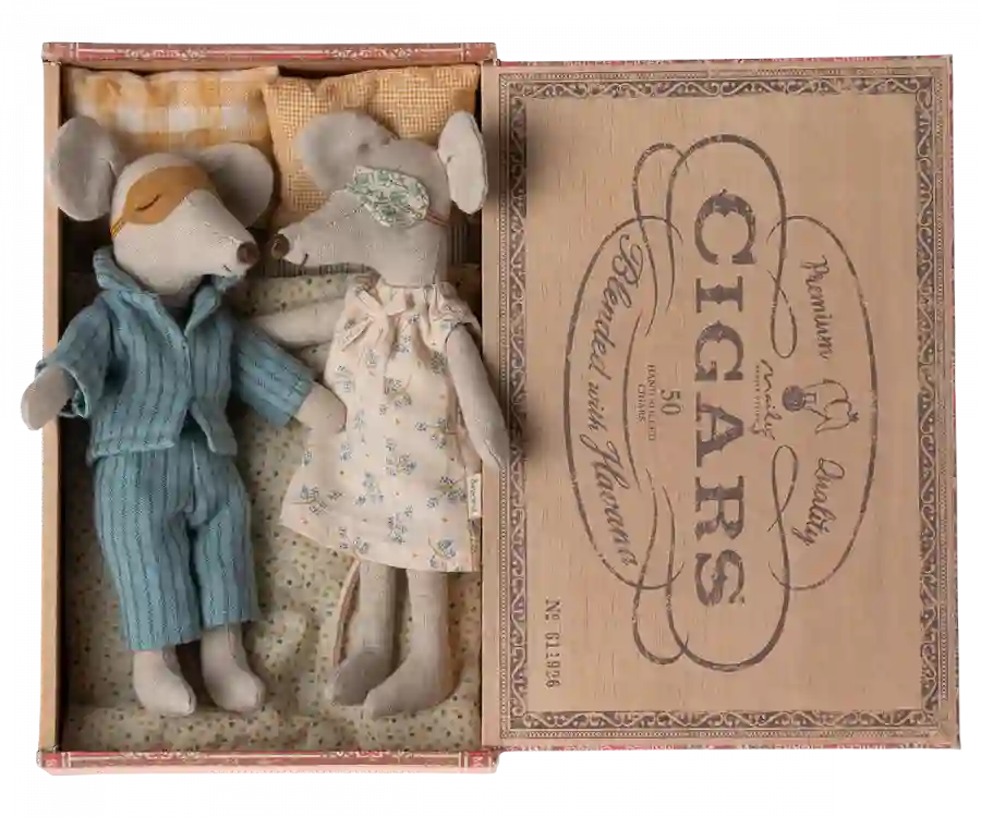 Mamá y papá ratón en caja de cigarro