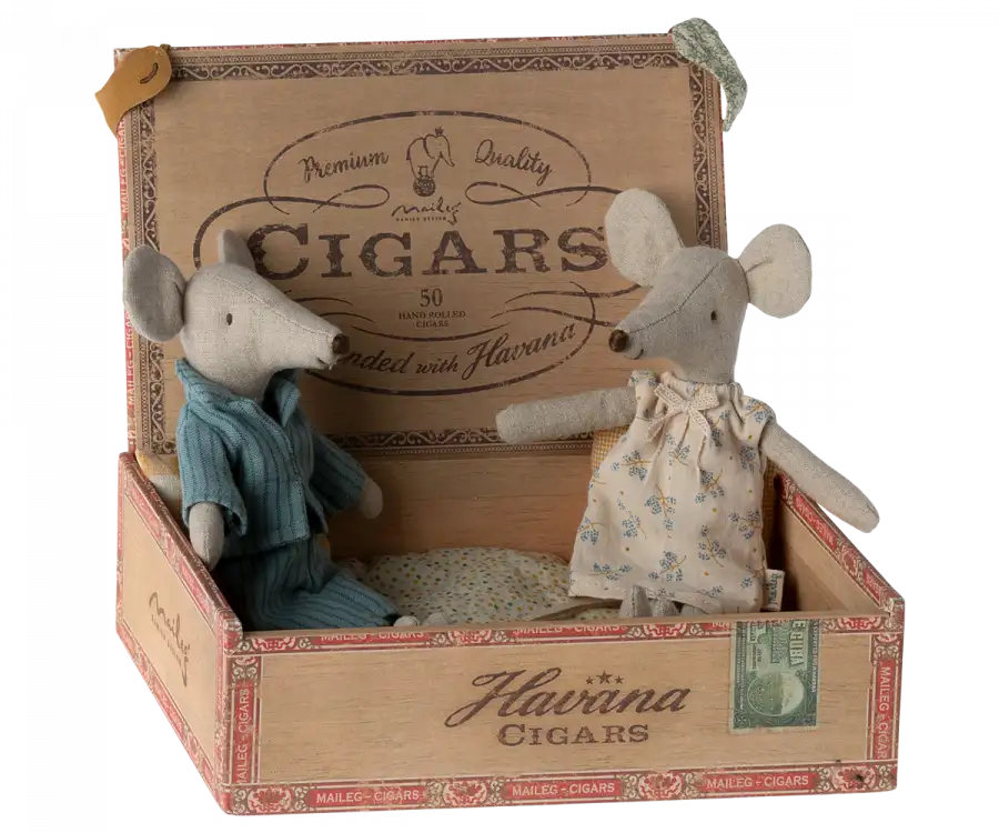 Mamá y papá ratón en caja de cigarro - Imagen 2