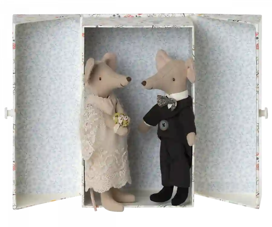 Wedding mouse couple in box
