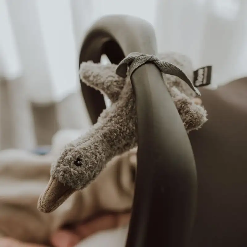 Peluche Oca Liva Música Gris - Imagen 4