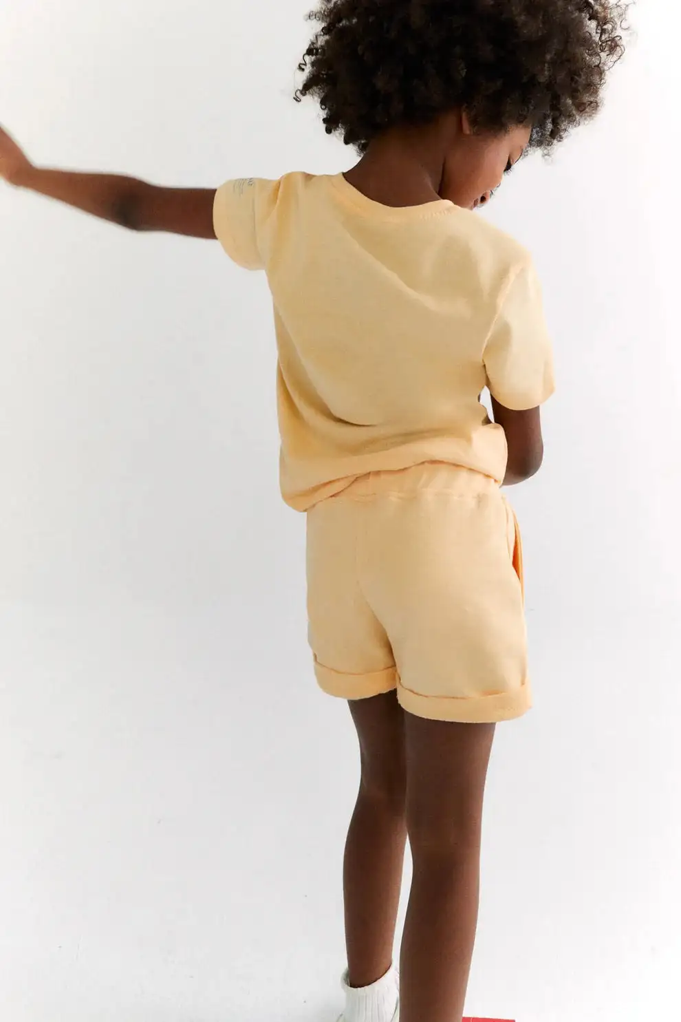 Pantalón corto amarillo Ecoalf - Imagen 4