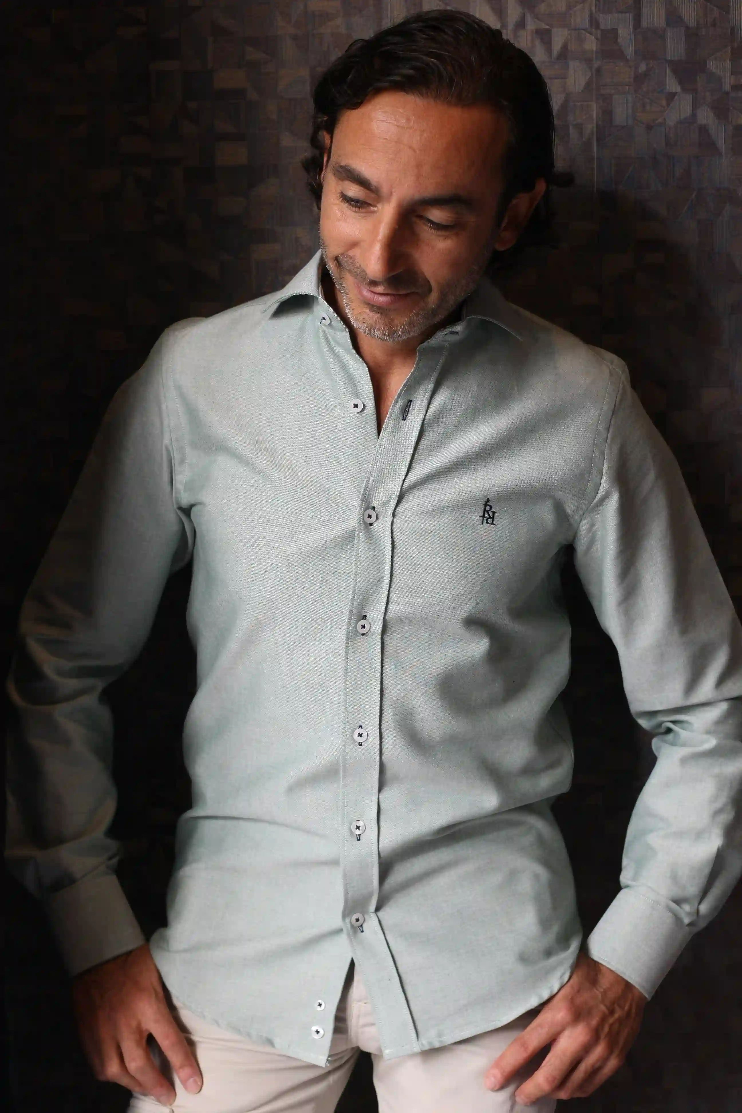 Camisa Oxford verde con logo bordado en azul oscuro " Romera".