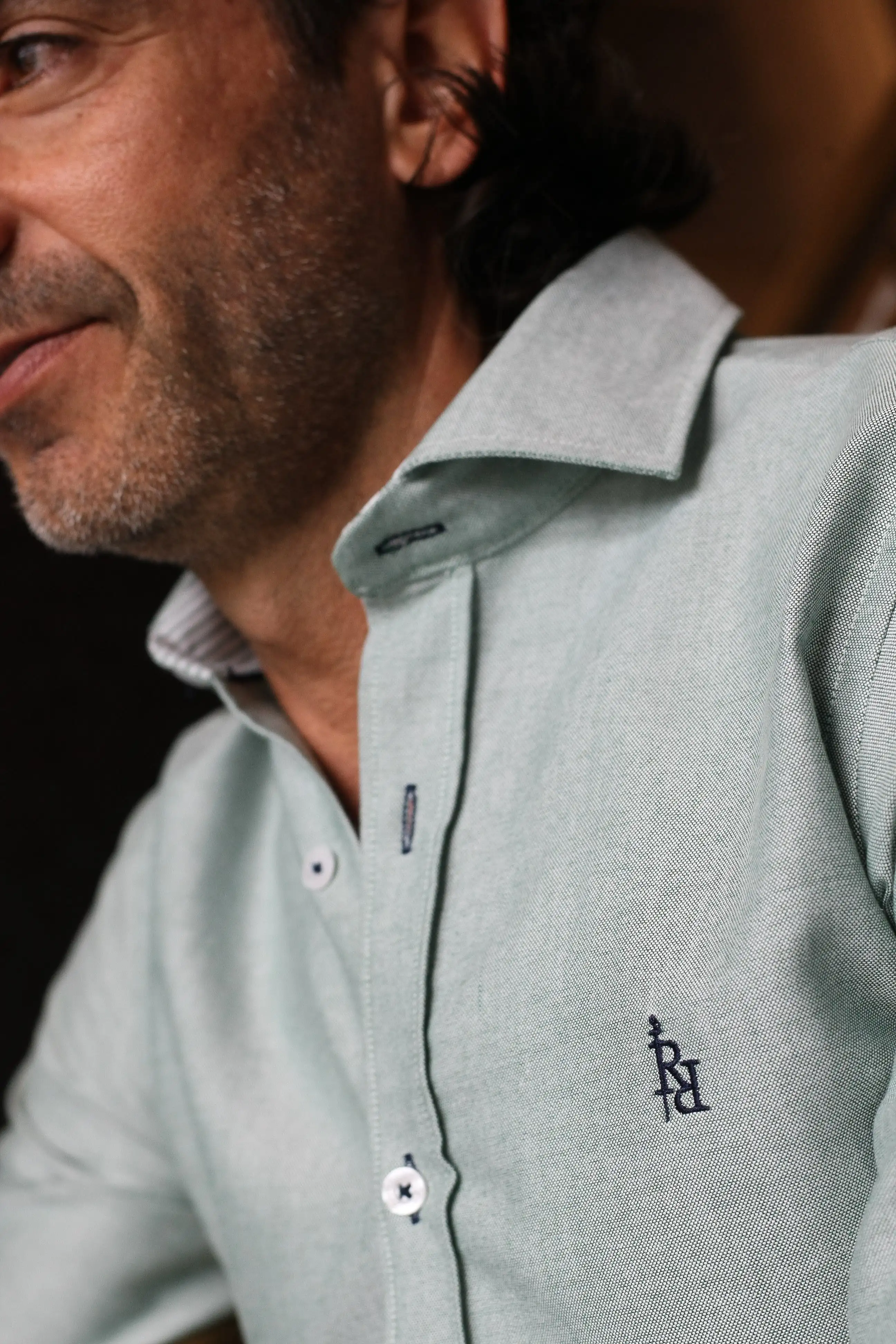 Camisa Oxford verde con logo bordado en azul oscuro " Romera". - Imagen 3