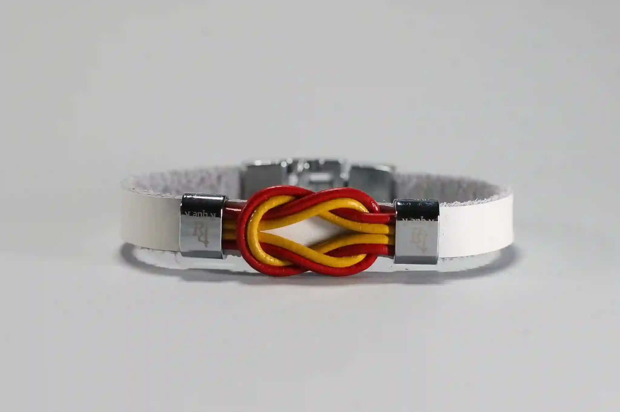 Pulsera piel blanca.
