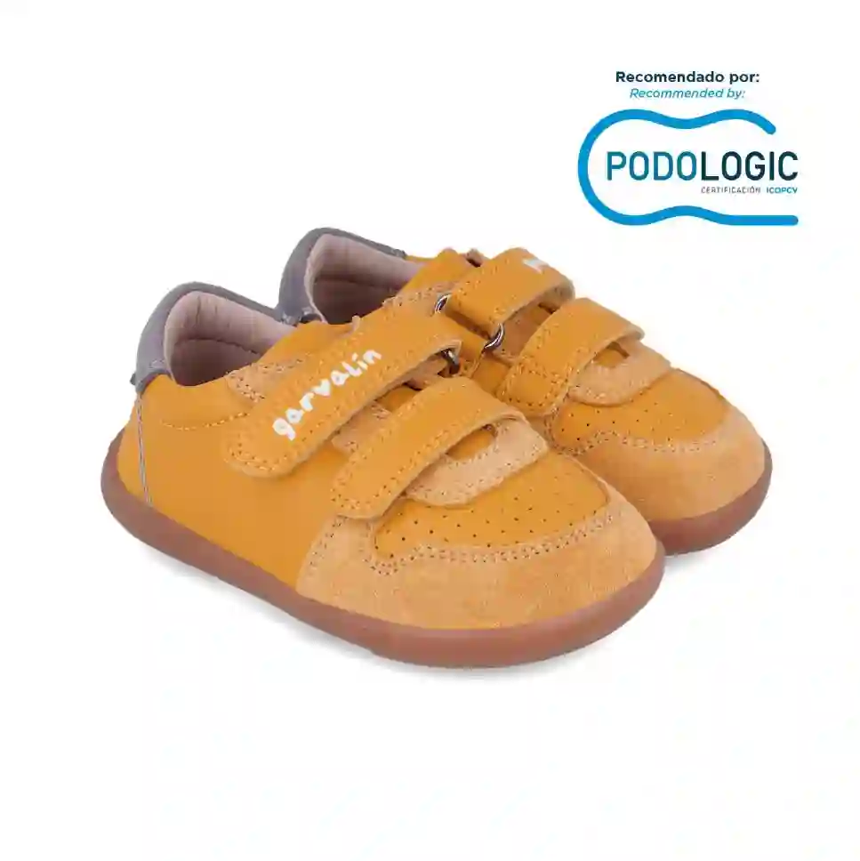 Zapatilla respetuosa en piel mostaza con velcros. Tallas 19 a 26.