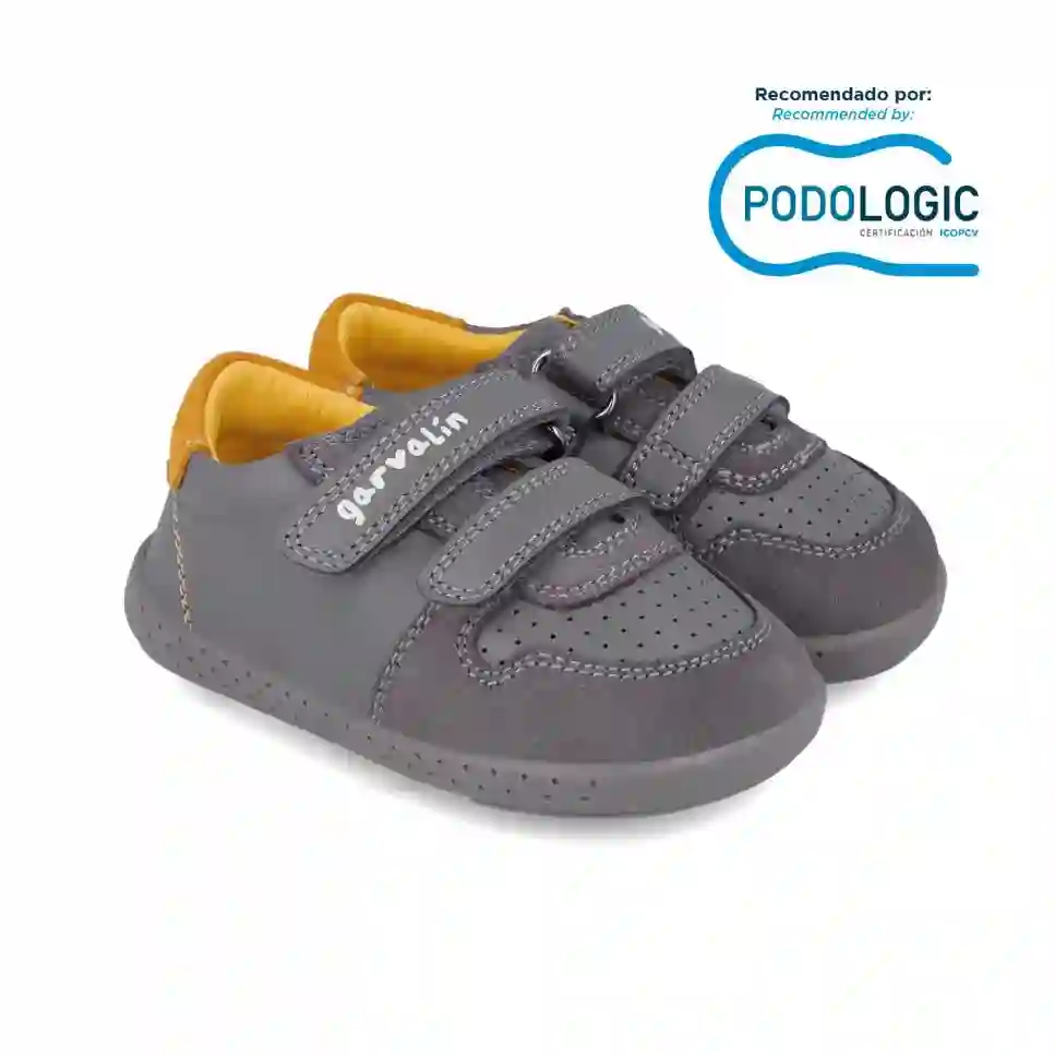 Zapatilla respetuosa con la piel gris con velcros. Tallas 19 a 26.