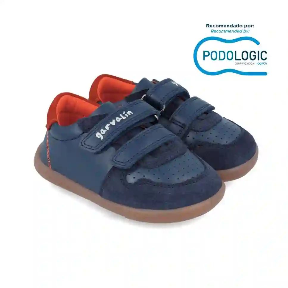 Zapatilla respetuosa en piel azul marino con velcros. Tallas 19 a 26.