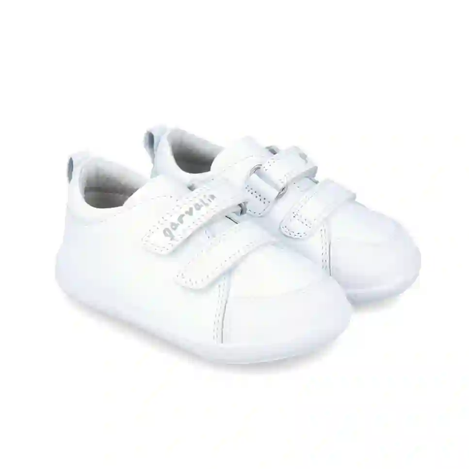 Zapatilla respetuosa de piel blanca con velcros. Tallas 19 a 26.