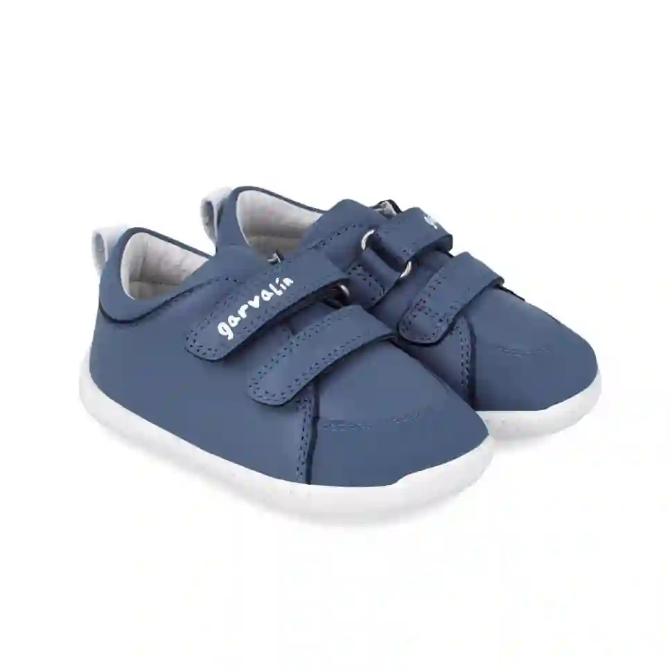 Zapatilla respetuosa de piel azul marino con velcros. Tallas 19 a 26.