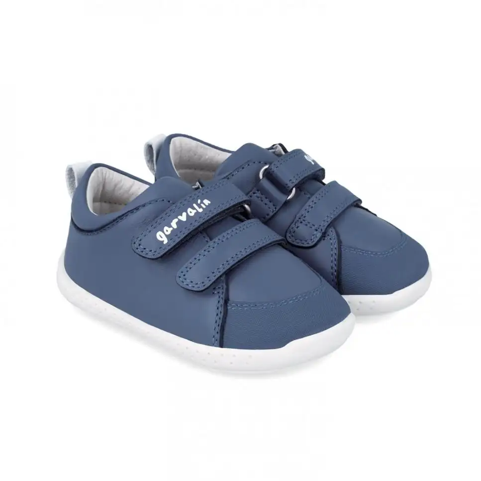 Zapatilla respetuosa de piel azul marino con velcros. Tallas 19 a 26.