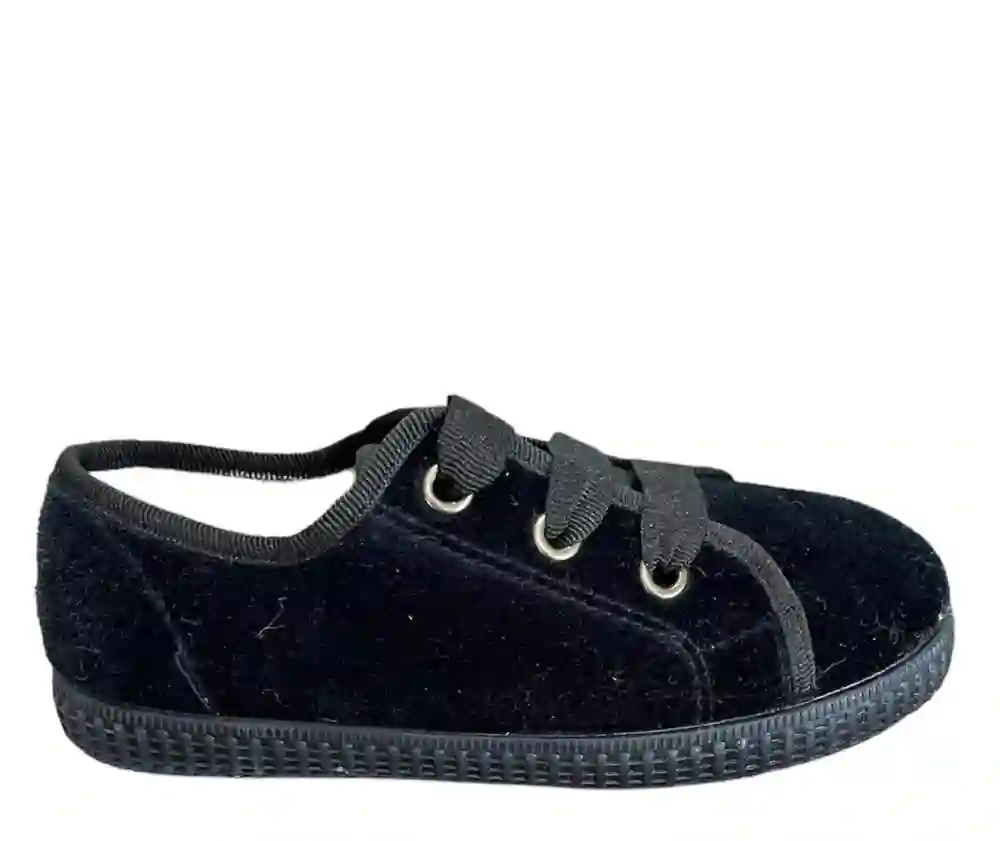 Zapatilla de Terciopelo negro con cordones. Tallas 28 a 39.