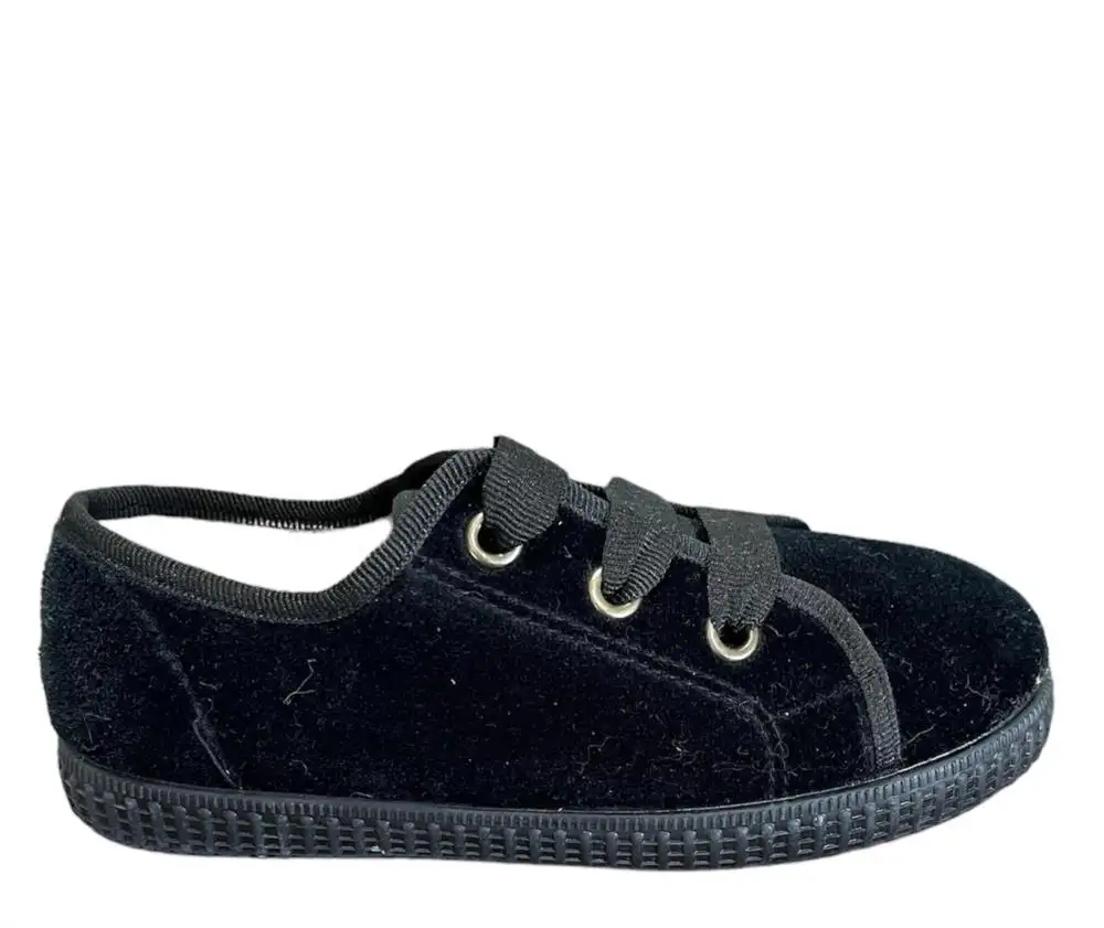 Zapatilla de Terciopelo negro con cordones. Tallas 28 a 39.
