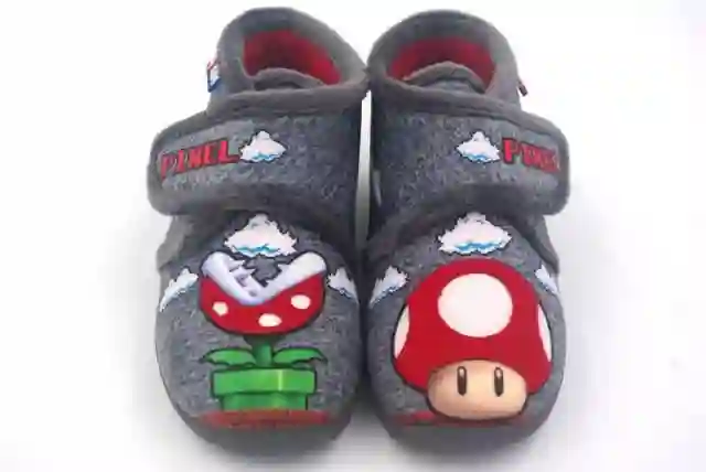 Zapatilla de casa Mario Bross con velcro. Tallas 25 a 30.