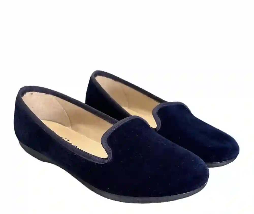 Zapatilla en terciopelo azul marino. Tallas 31 a 39.