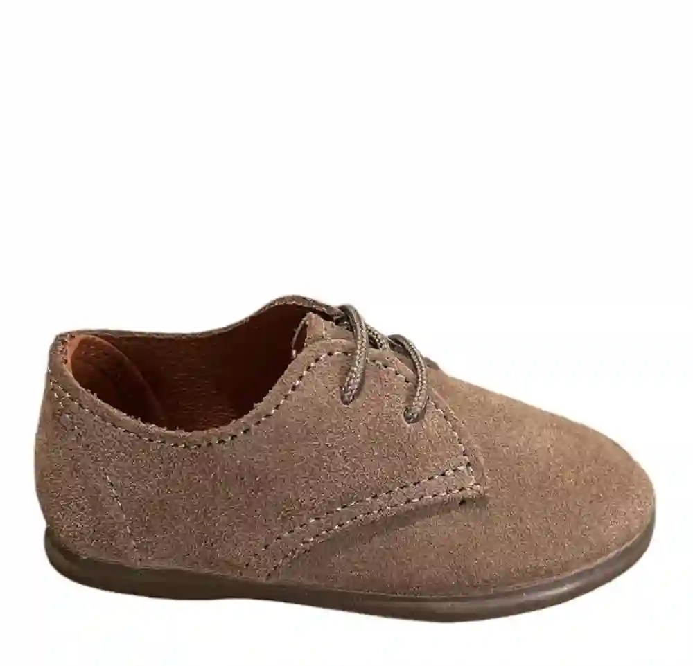 Zapato de piel serraje taupe con cordones. Tallas 20 a 34.