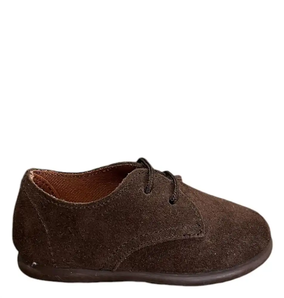 Zapato de piel serraje chocolate con cordones. Tallas 20 a 34.
