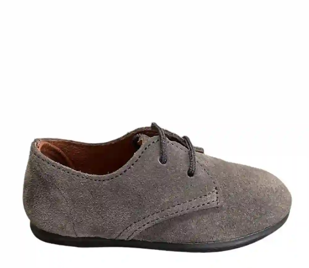 Zapato de piel serraje gris con cordones. Tallas 20 a 34.
