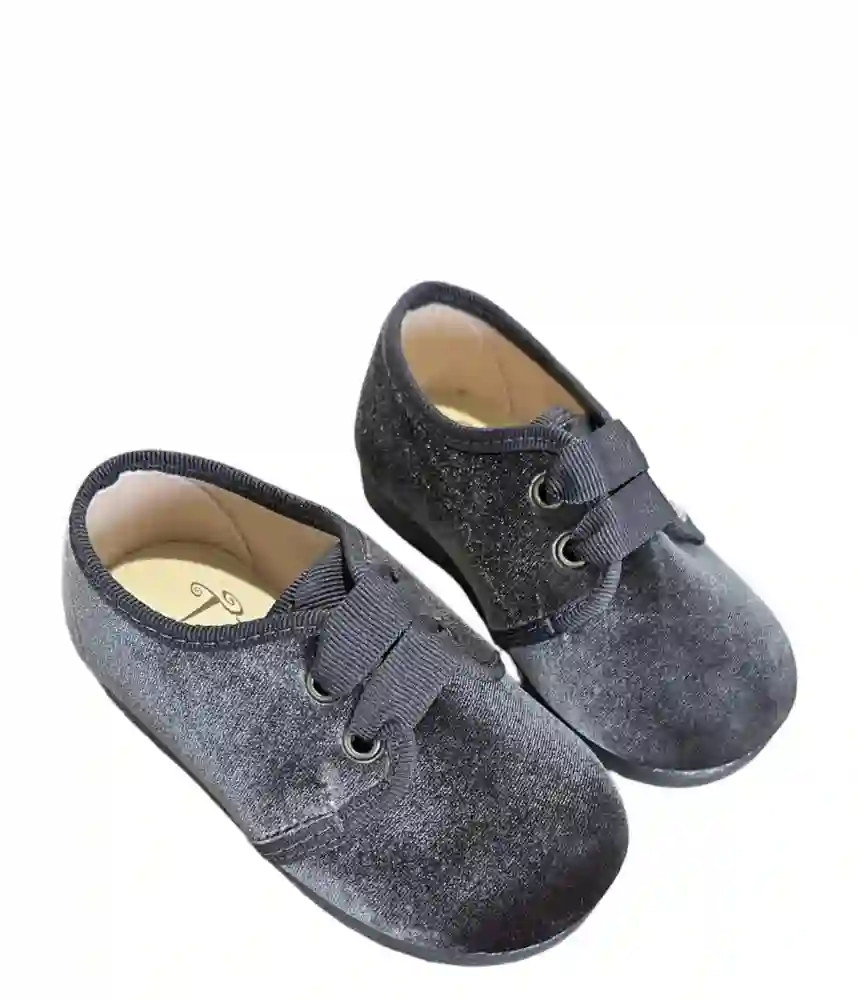 Zapato de terciopelo gris con cordones. Tallas 20 a 30.