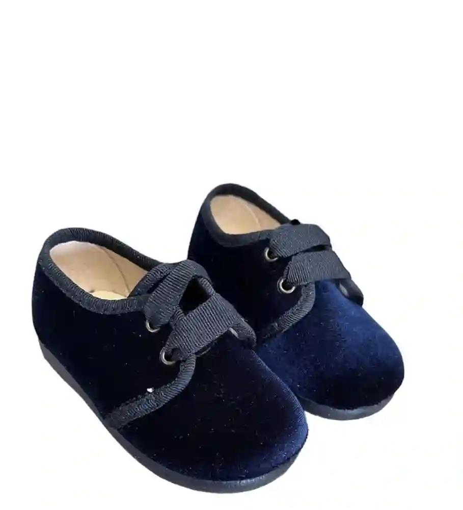 Zapato de terciopelo azul marino con cordones. Tallas 20 a 30.
