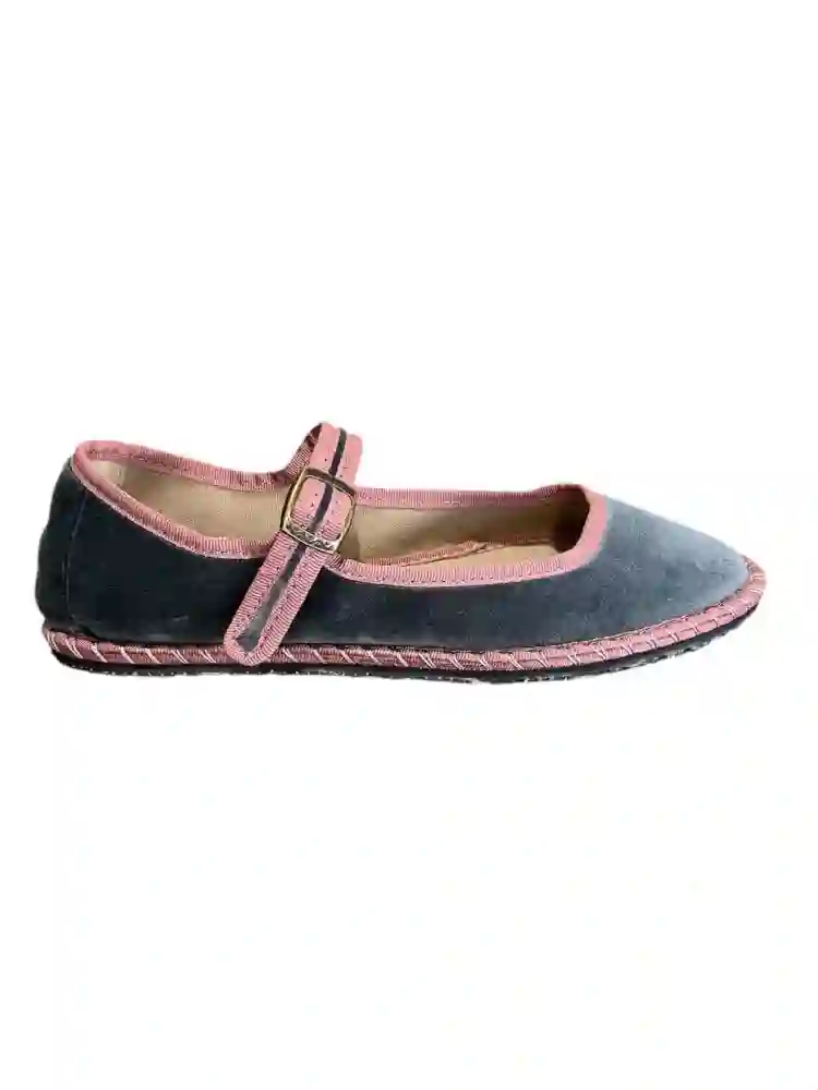 Mercedita en terciopelo gris y contraste rosa. Tallas 37 a 41.