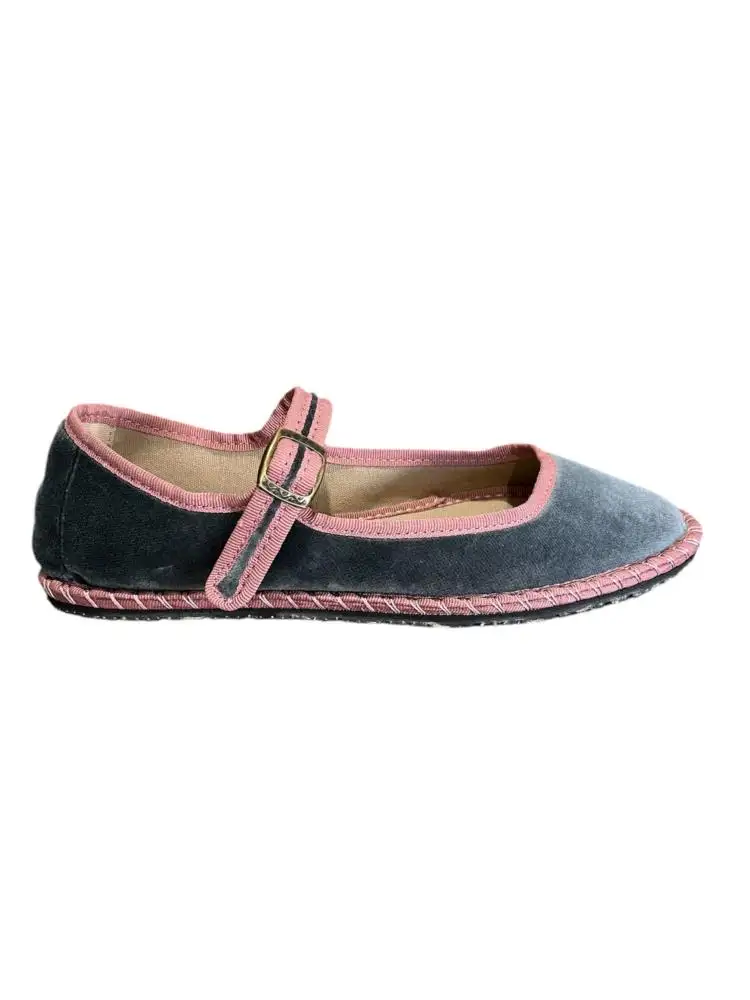 Mercedita en terciopelo gris y contraste rosa. Tallas 37 a 41.