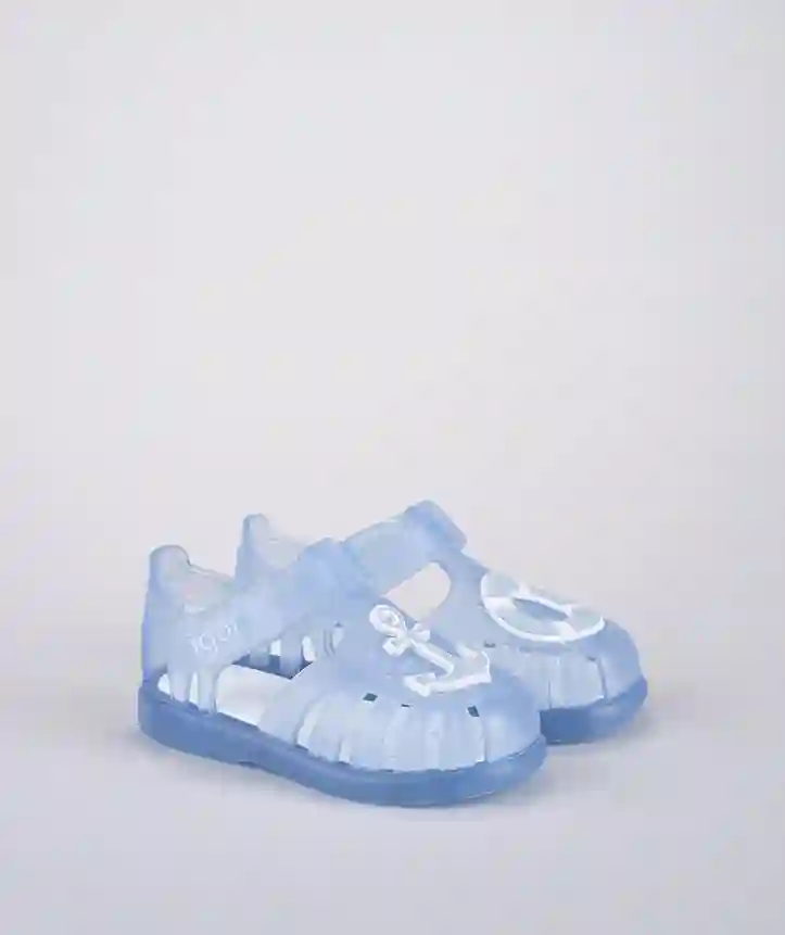 Cangrejera Tobby con velcro celeste y ancla y salvavidas. Tallas 20 a 29.