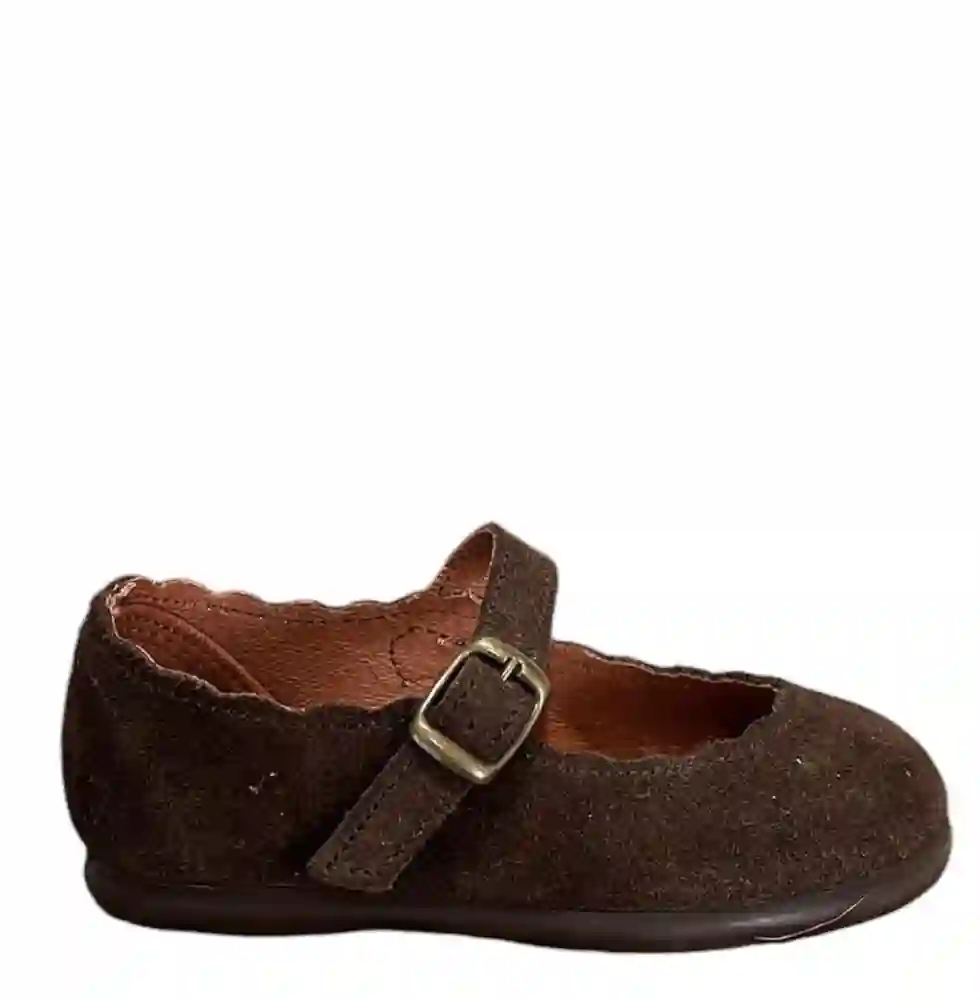 Mercedita en piel serraje chocolate con detalle ondas y hebilla. Tallas 20 a 34.