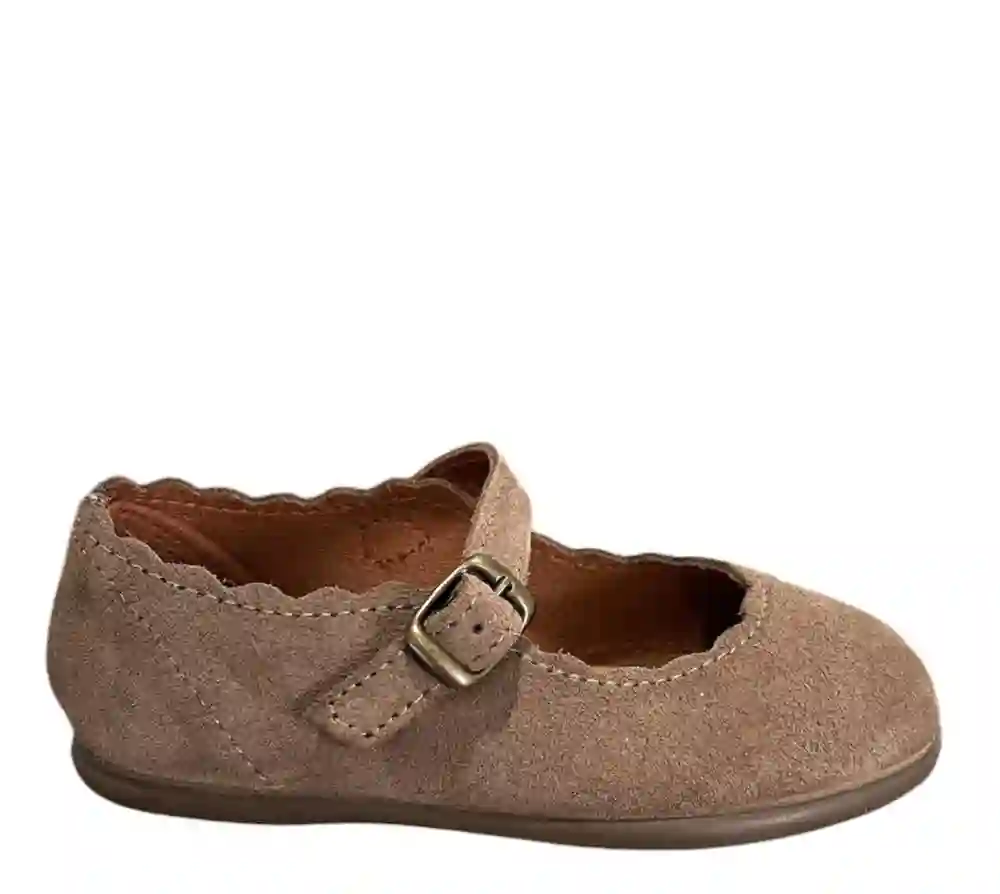 Mercedita en piel serraje taupe con detalle ondas y hebilla. Tallas 20 a 34.