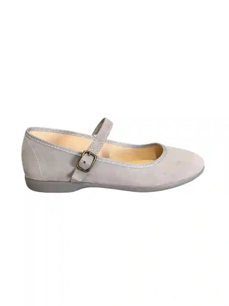 Mercedita en serratex gris claro con hebilla. Tallas 31 a 39.