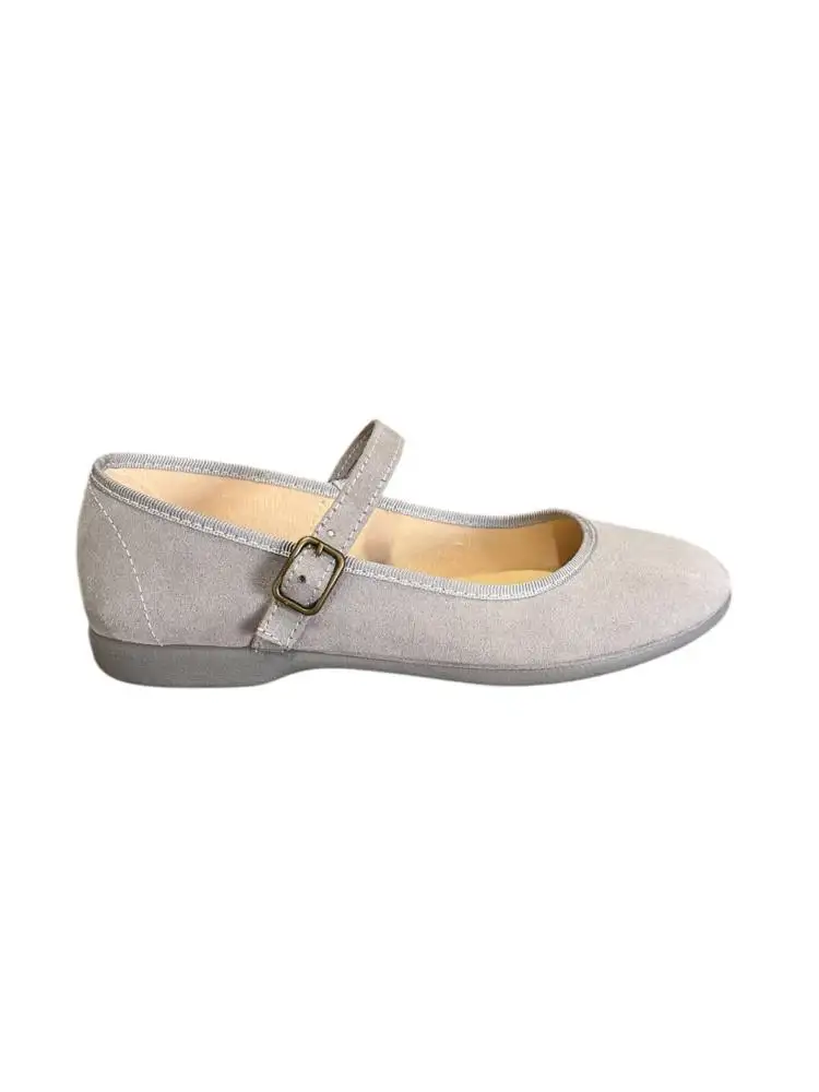 Mercedita en serratex gris claro con hebilla. Tallas 31 a 39.